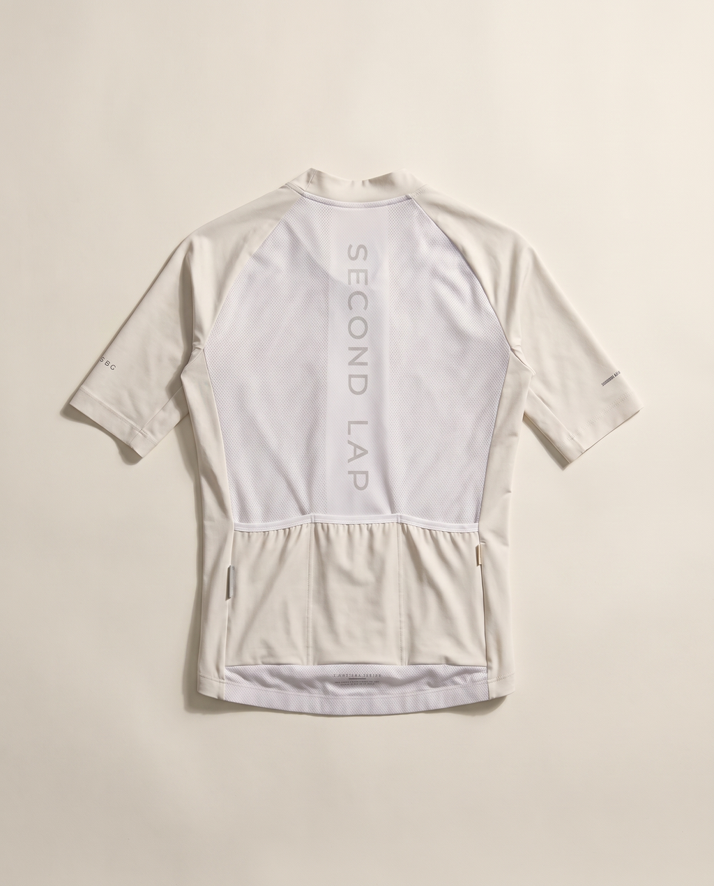 Radtrikot Rückansicht mit drei Rücktaschen und vertikaler Wortmarke