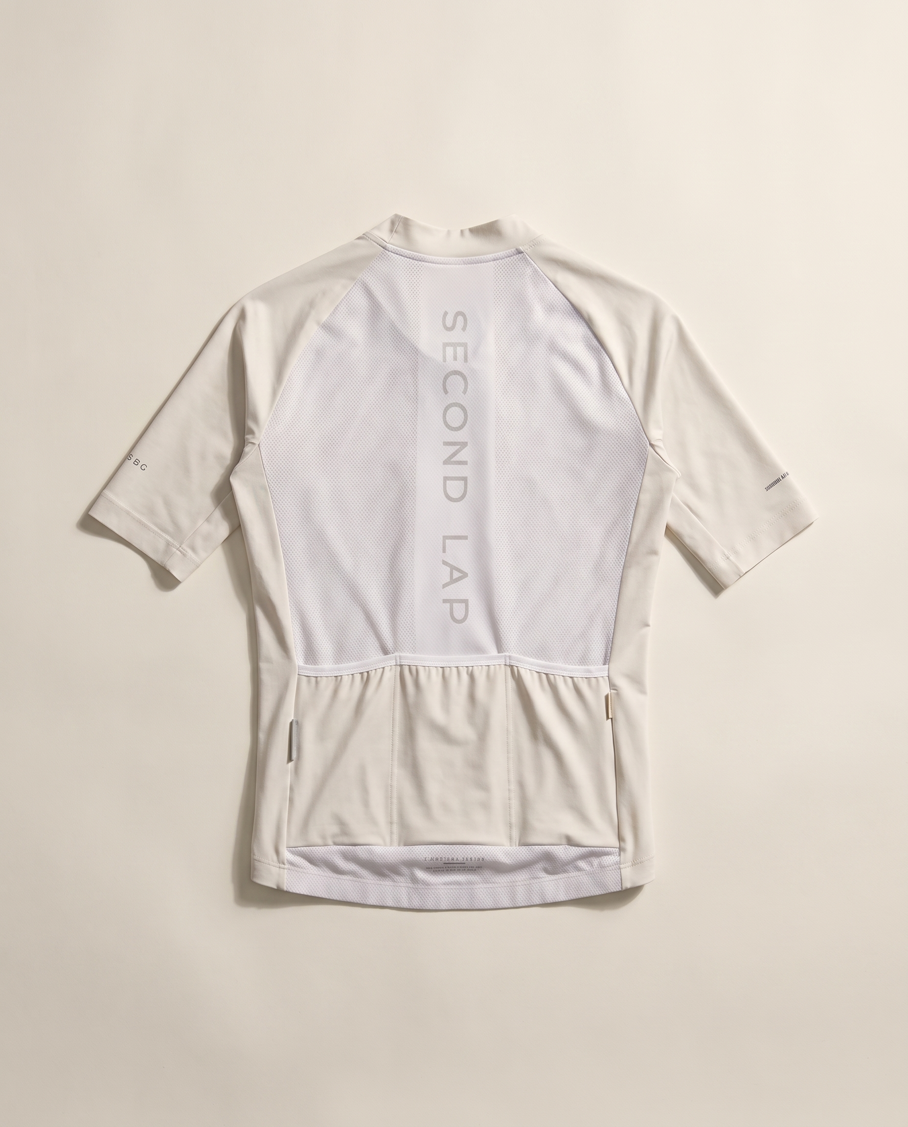 Radtrikot Rückansicht mit drei Rücktaschen und vertikaler Wortmarke