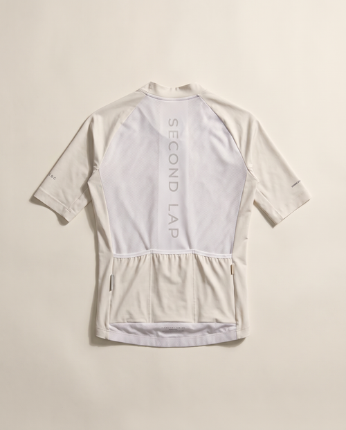 Radtrikot Rückansicht mit drei Rücktaschen und vertikaler Wortmarke