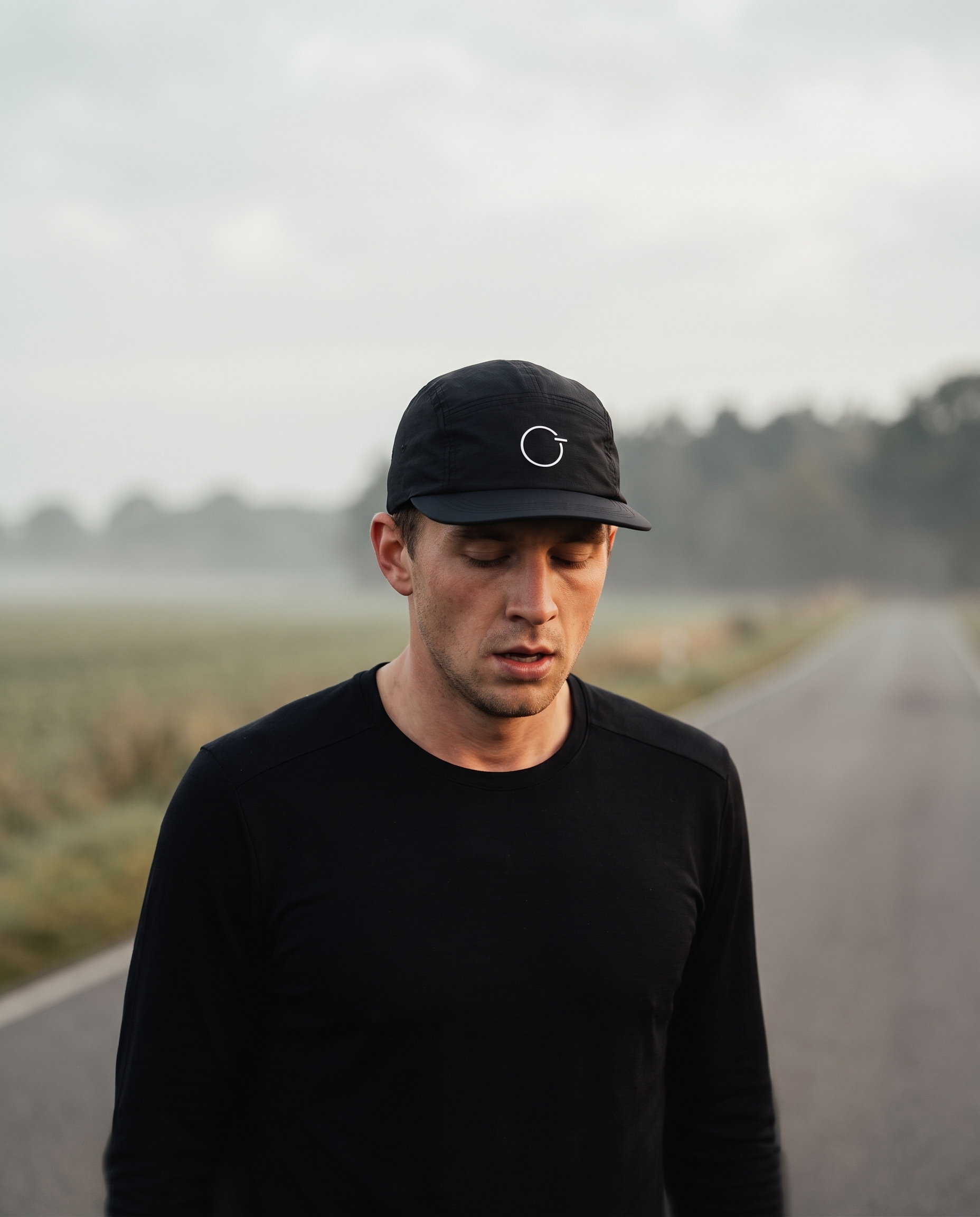 Läufer mit Second Lap Cycling Cap auf einer Landstraße am Morgen